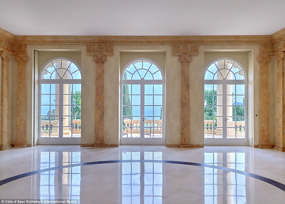 Βόλτα στο κάστρο όπου ο Χίτσκοκ γύρισε το «Κυνήγι του κλέφτη» [εικόνες] | iefimerida.gr 6