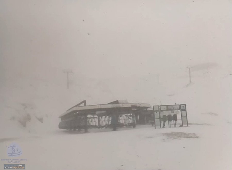 Στρώνει χιόνι στον Παρνασσό: Ετοιμάζεται το χιονοδρομικό, χαμόγελα για τους σκιέρ [εικόνα] | iefimerida.gr 0