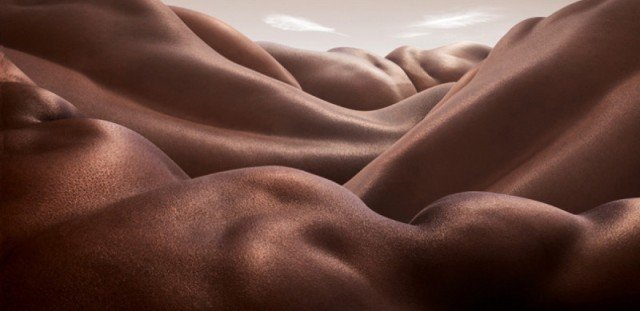Bodyscapes: Γυμνά σώματα δημιουργούν εντυπωσιακά φυσικά τοπία [εικόνες] | iefimerida.gr 5
