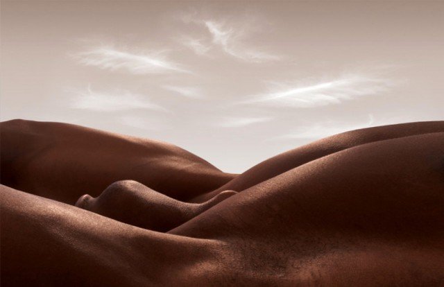 Bodyscapes: Γυμνά σώματα δημιουργούν εντυπωσιακά φυσικά τοπία [εικόνες] | iefimerida.gr 7