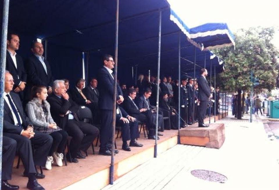 Η Αστυνομία έβγαλε τα κιγκλιδώματα στην παρέλαση της Πάτρας [εικόνες&βίντεο] | iefimerida.gr 1