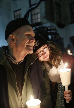 Aνατριχίλα στη Νέα Υόρκη: Εσβησαν τα φώτα στο Μπρόντγουεϊ, πλήθος κόσμου με κεριά βγήκε να θρηνήσει τον Χόφμαν [εικόνες & βίντεο] | iefimerida.gr 2