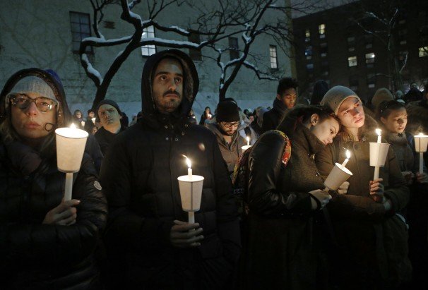 Aνατριχίλα στη Νέα Υόρκη: Εσβησαν τα φώτα στο Μπρόντγουεϊ, πλήθος κόσμου με κεριά βγήκε να θρηνήσει τον Χόφμαν [εικόνες & βίντεο] | iefimerida.gr 1