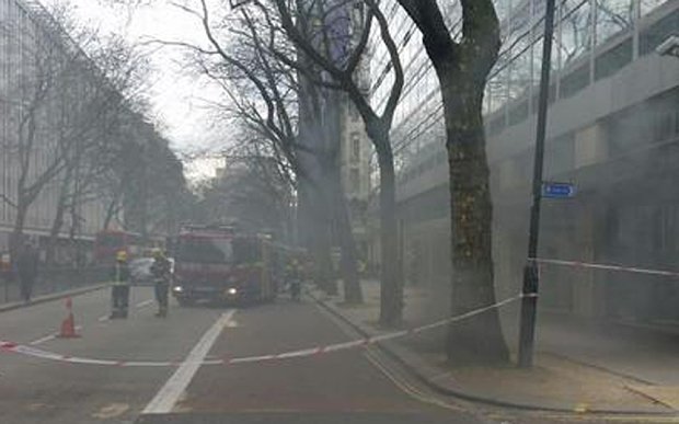 Μεγάλη φωτιά στο Λονδίνο – Εκκενώθηκε η περιοχή και το LSE [εικόνες] | iefimerida.gr 0