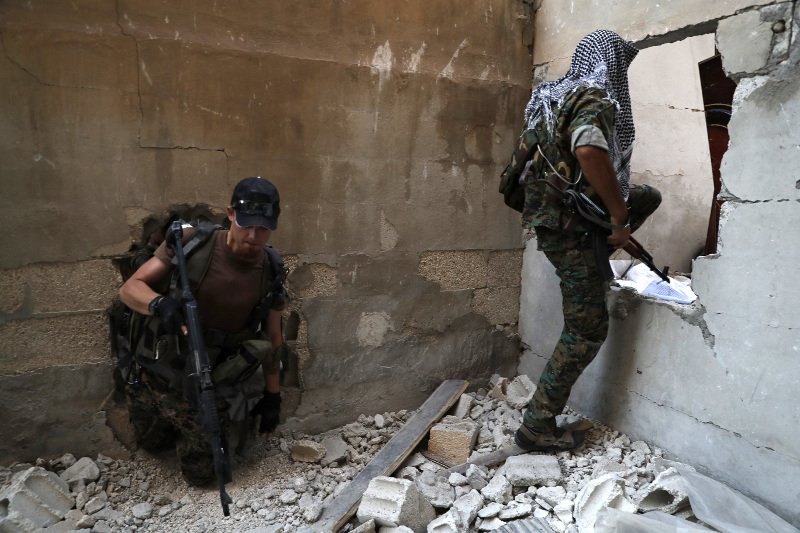 Το ISIS χάνει την πρωτεύουσά του -Στα χέρια Σύρων το 90% της Ράκα [εικόνες] | iefimerida.gr 11