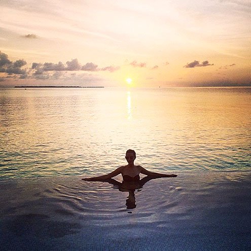 Ποια χιόνια; Oι διάσημοι έφυγαν για διακοπές σε πισίνες και καταγάλανες θάλασσες [εικόνες] | iefimerida.gr 0