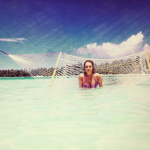 Ποια χιόνια; Oι διάσημοι έφυγαν για διακοπές σε πισίνες και καταγάλανες θάλασσες [εικόνες] | iefimerida.gr 1