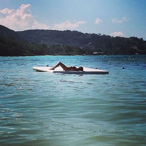 Ποια χιόνια; Oι διάσημοι έφυγαν για διακοπές σε πισίνες και καταγάλανες θάλασσες [εικόνες] | iefimerida.gr 6