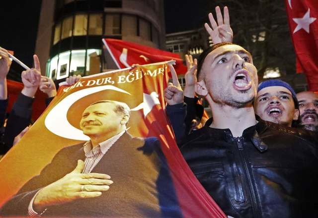 Ραγδαίες εξελίξεις: Οι Τούρκοι απέκλεισαν την πρεσβεία και το προξενείο της Ολλανδίας | iefimerida.gr 0
