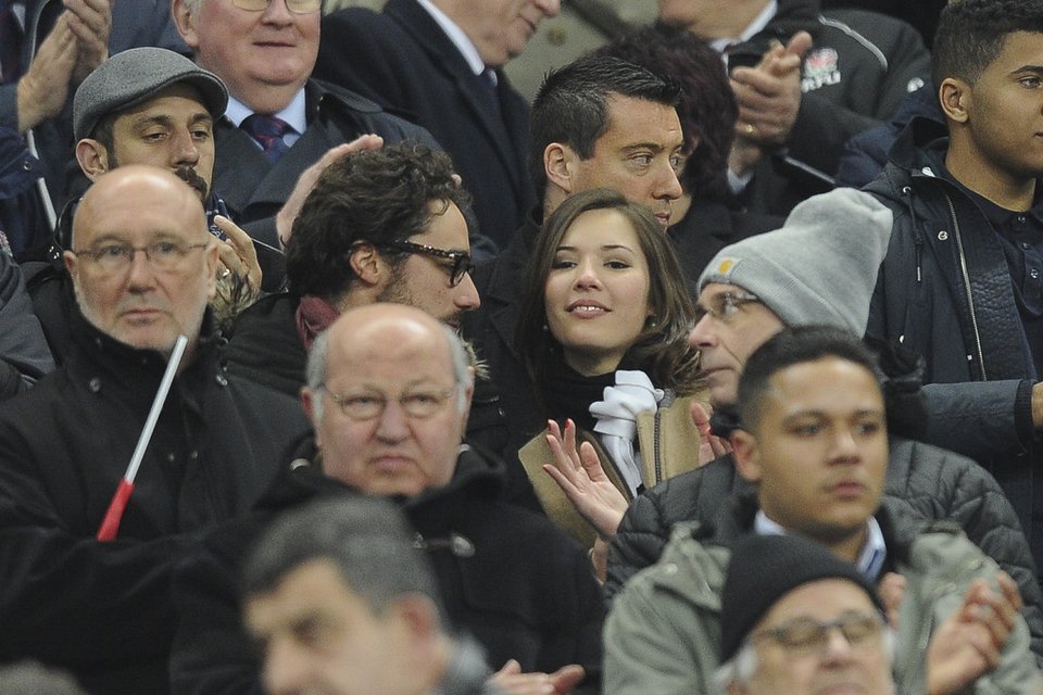 Ερωτύλος και ο γιος του Ολάντ -Εθεάθη με καστανή καλλονή [εικόνες] | iefimerida.gr 1