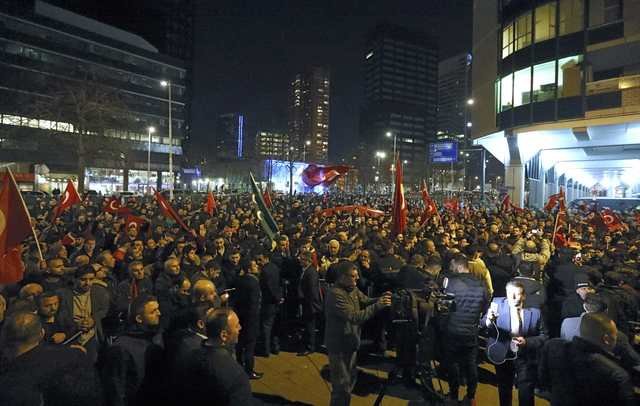 Ραγδαίες εξελίξεις: Οι Τούρκοι απέκλεισαν την πρεσβεία και το προξενείο της Ολλανδίας | iefimerida.gr 2