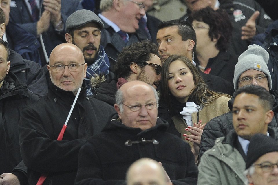 Ερωτύλος και ο γιος του Ολάντ -Εθεάθη με καστανή καλλονή [εικόνες] | iefimerida.gr 2