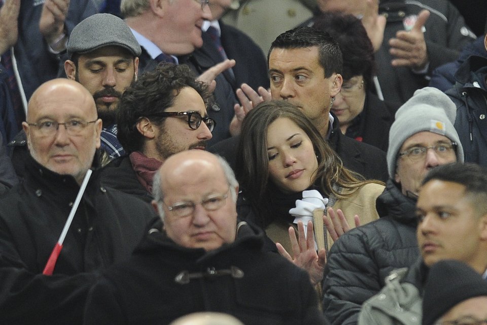 Ερωτύλος και ο γιος του Ολάντ -Εθεάθη με καστανή καλλονή [εικόνες] | iefimerida.gr 3