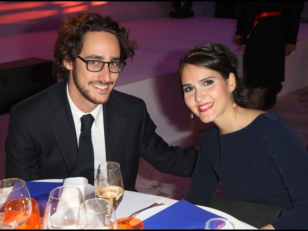 Ερωτύλος και ο γιος του Ολάντ -Εθεάθη με καστανή καλλονή [εικόνες] | iefimerida.gr 4