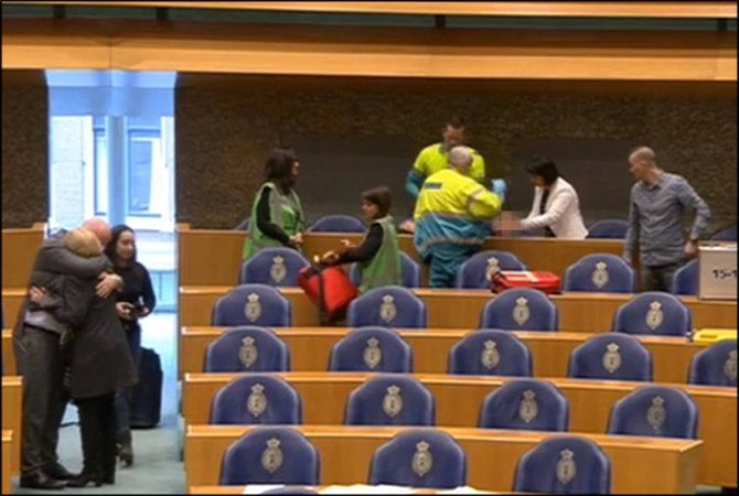 Ανδρας προσπάθησε να αυτοκτονήσει στο ολλανδικό κοινοβούλιο- Επεσε δεμένος από τα θεωρεία [εικόνες & βίντεο] | iefimerida.gr 0