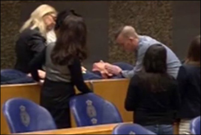 Ανδρας προσπάθησε να αυτοκτονήσει στο ολλανδικό κοινοβούλιο- Επεσε δεμένος από τα θεωρεία [εικόνες & βίντεο] | iefimerida.gr 1