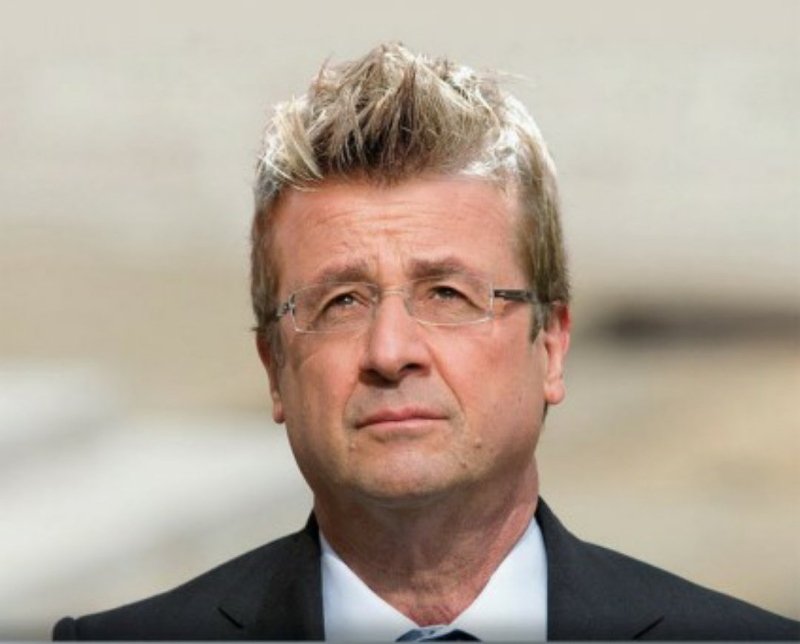 Γελάνε με τα μαλλιά του Ολάντ -Επειδή πληρώνει 10.000 ευρώ για κομμωτή [εικόνες] | iefimerida.gr 0