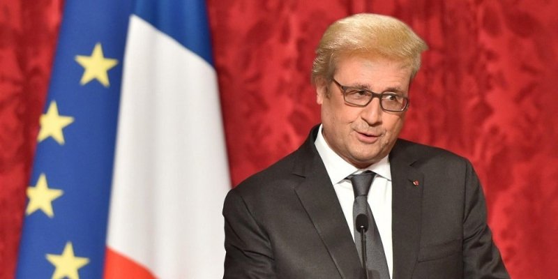 Γελάνε με τα μαλλιά του Ολάντ -Επειδή πληρώνει 10.000 ευρώ για κομμωτή [εικόνες] | iefimerida.gr 1