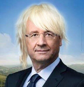 Γελάνε με τα μαλλιά του Ολάντ -Επειδή πληρώνει 10.000 ευρώ για κομμωτή [εικόνες] | iefimerida.gr 6