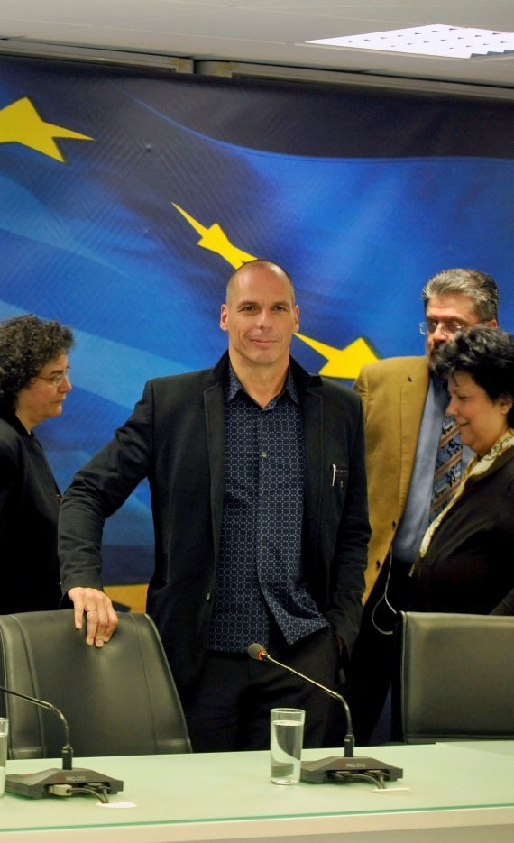 Ολλανδική εφημερίδα κοστολογεί πόσο κάνουν τα ρούχα του Γιάνη Βαρουφάκη [εικόνες] | iefimerida.gr 1