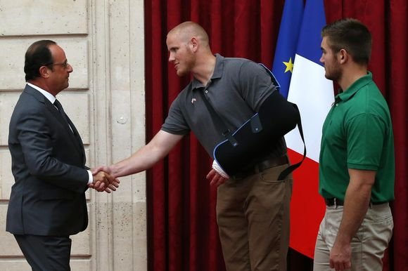 Ο Ολάντ παρασημοφόρεσε τον Αλεξ Σκαρλάτος και τους ήρωες του τρένου [εικόνες] | iefimerida.gr 1