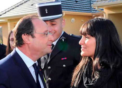 Δεν μαζεύεται ο Ολάντ: Τώρα χαριεντίζεται και με μελαχρινή πυροσβέστη [εικόνα] | iefimerida.gr 0