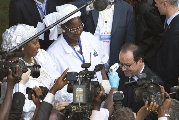 Η τολμηρή νοσοκόμα που έβαλε το θερμόμετρο στον Ολάντ για να δει αν έχει Εμπολα [εικόνες] | iefimerida.gr 1