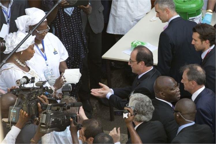 Η τολμηρή νοσοκόμα που έβαλε το θερμόμετρο στον Ολάντ για να δει αν έχει Εμπολα [εικόνες] | iefimerida.gr 0