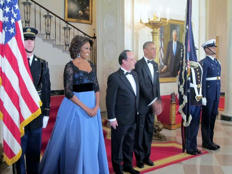 Του 'πεσε μικρό το σμόκιν του Ολάντ -Ετοιμο να σπάσει το κουμπί από την κοιλίτσα του Γάλλου «εραστή» [εικόνες] | iefimerida.gr 1