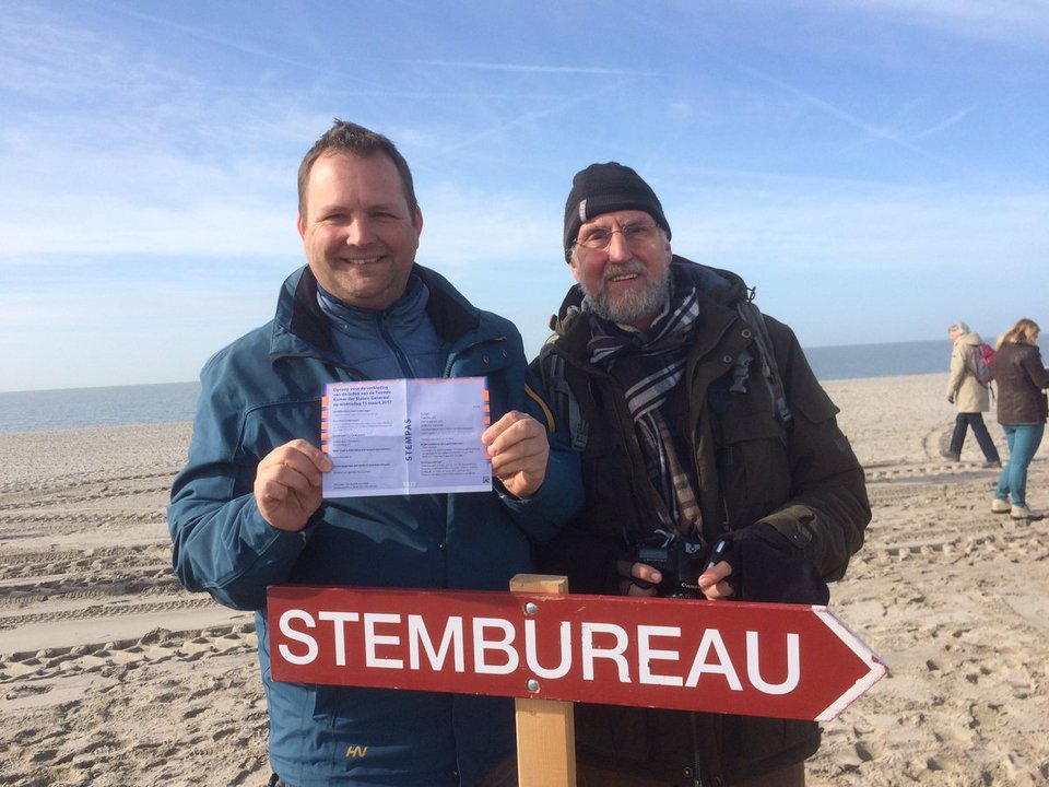 Απίστευτες εικόνες: Ακόμα και σε τεχνητό νησί ψήφισαν, κατά εκατοντάδες, οι Ολλανδοί [εικόνες] | iefimerida.gr 0