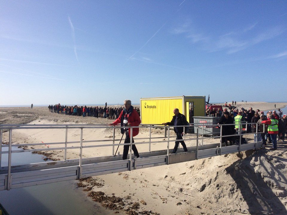 Απίστευτες εικόνες: Ακόμα και σε τεχνητό νησί ψήφισαν, κατά εκατοντάδες, οι Ολλανδοί [εικόνες] | iefimerida.gr 3