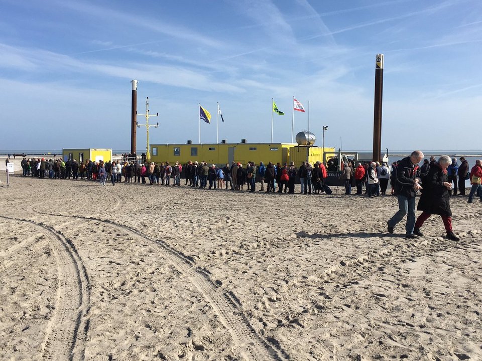 Απίστευτες εικόνες: Ακόμα και σε τεχνητό νησί ψήφισαν, κατά εκατοντάδες, οι Ολλανδοί [εικόνες] | iefimerida.gr 4