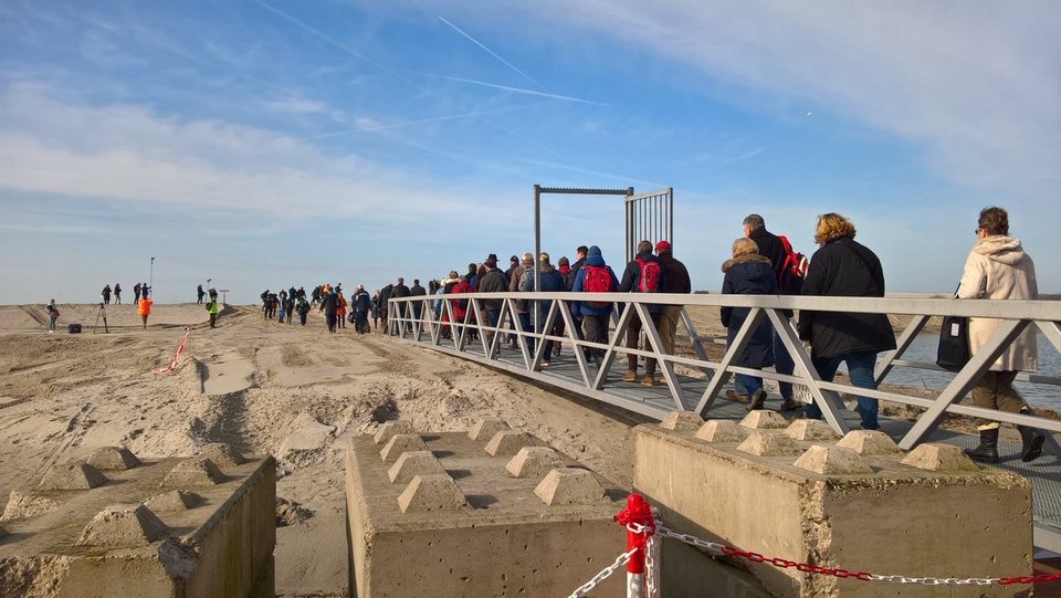 Απίστευτες εικόνες: Ακόμα και σε τεχνητό νησί ψήφισαν, κατά εκατοντάδες, οι Ολλανδοί [εικόνες] | iefimerida.gr 8