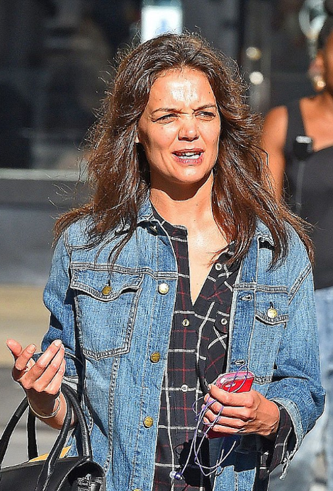 Αγνώριστη χωρίς μακιγιάζ η Κέιτι Χολμς [εικόνες] | iefimerida.gr 0