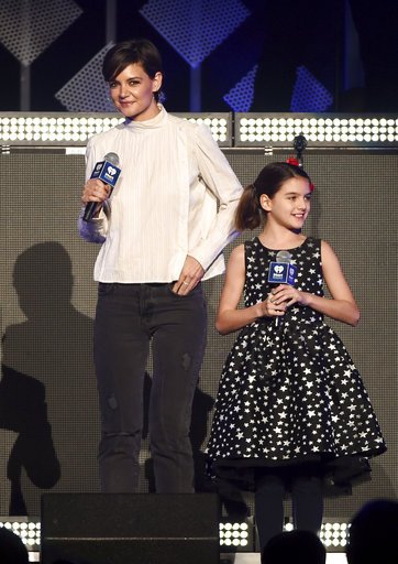 Η μικρή «βοηθός» της Κέιτι Χολμς -Μαζί με την κόρη της επί σκηνής [εικόνες] | iefimerida.gr 0