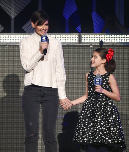 Η μικρή «βοηθός» της Κέιτι Χολμς -Μαζί με την κόρη της επί σκηνής [εικόνες] | iefimerida.gr 1