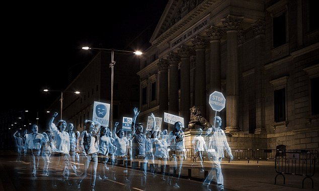 Η πρώτη διαδήλωση «φαντασμάτων» -Ολογράμματα έκαναν πορεία στην Ισπανία [εικόνες & βίντεο] | iefimerida.gr 0