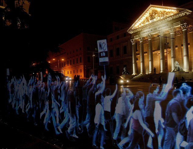 Η πρώτη διαδήλωση «φαντασμάτων» -Ολογράμματα έκαναν πορεία στην Ισπανία [εικόνες & βίντεο] | iefimerida.gr 1