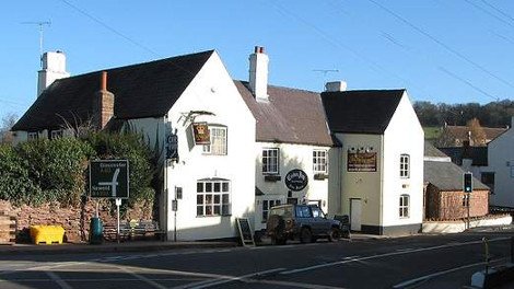 Βρετανοί αστυνομικοί έκαναν άνω-κάτω παμπ ψάχνοντας το... Αγιο Δισκοπότηρο -Η έρευνά τους δεν απέδωσε [εικόνες] | iefimerida.gr 1