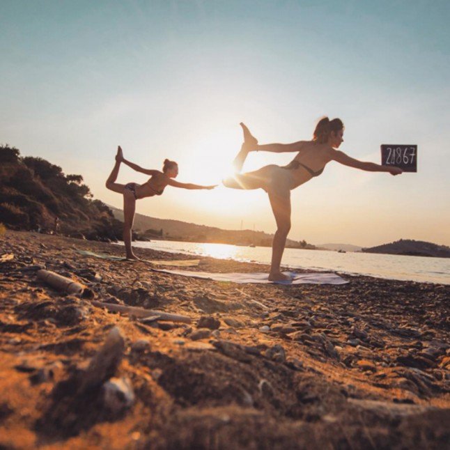 Ζευγάρι γυρίζει τον κόσμο καθαρίζοντας τουαλέτες - Τώρα βρίσκονται στην Αθήνα [εικόνες] | iefimerida.gr 1