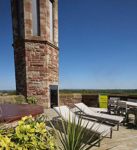 Το σπίτι δίπλα σε πύργο, αλά Τζέιμς Μποντ, που σαρώνει τα βραβεία [εικόνες] | iefimerida.gr 3