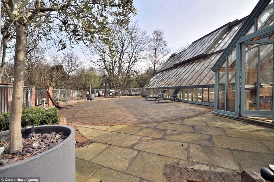 Εκπληκτικό: Το σπίτι που όλη του η στέγη είναι γυάλινη -Κάθεσαι στο ζεστό σαλόνι και νομίζεις ότι είσαι έξω [εικόνες] | iefimerida.gr 3