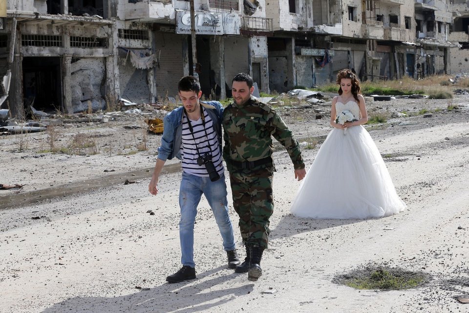 Νύφη και γαμπρός στα χαλάσματα του πολέμου -Γαμήλια φωτογράφιση στη βομβαρδισμένη Χομς [εικόνες] | iefimerida.gr 7