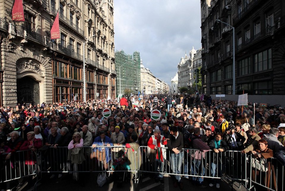 Ουγγαρία: Χιλιάδες διαδηλωτές στους δρόμους για την ελευθερία του Τύπου [εικόνες] | iefimerida.gr 2