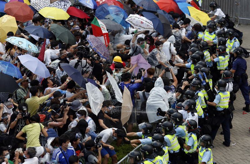 Στο πεδίο της μάχης: Συγκλονιστικές λήψεις μέσα από τα επεισόδια του Χονγκ Κονγκ [εικόνες] | iefimerida.gr 10
