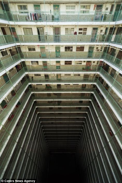 Στα κουτάκια των ανθρώπων -Τα αποπνιχτικά διαμερίσματα της πιο πυκνοκατοικημένης πόλης του κόσμου [εικόνες]  | iefimerida.gr 3