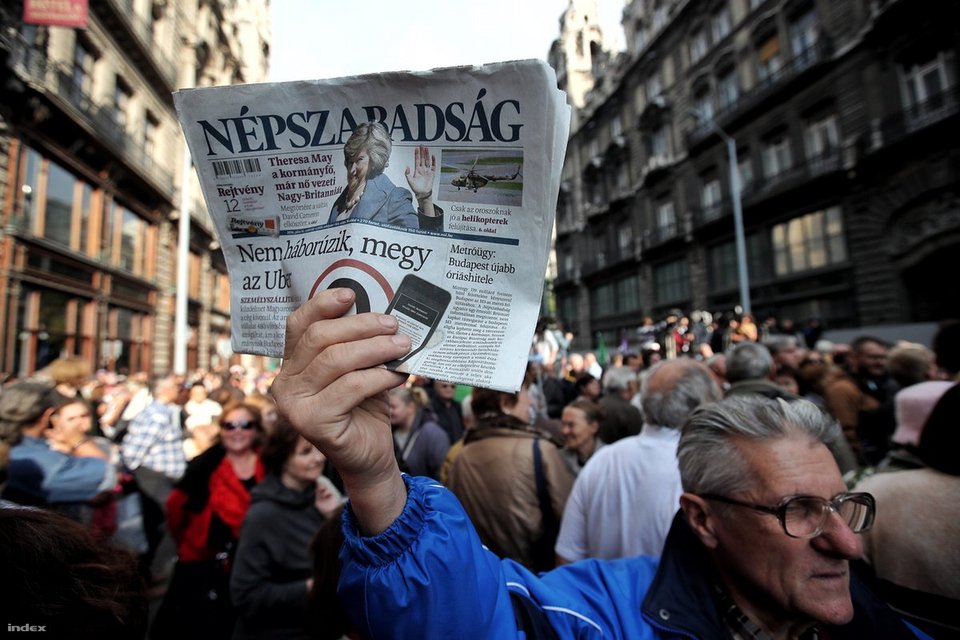 Ουγγαρία: Χιλιάδες διαδηλωτές στους δρόμους για την ελευθερία του Τύπου [εικόνες] | iefimerida.gr 0