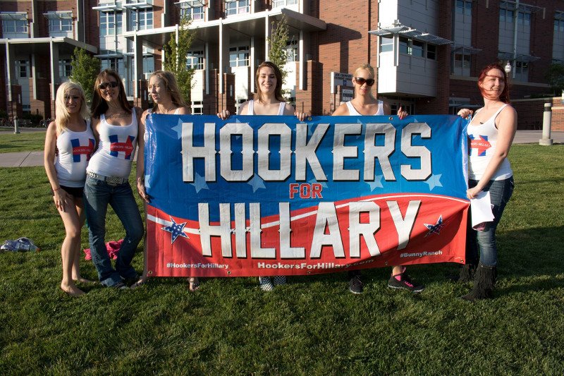 «Ηookers for Hillary»: Οι ιερόδουλες που ψηφίζουν «δαγκωτό» Κλίντον [εικόνες & βίντεο] | iefimerida.gr 0