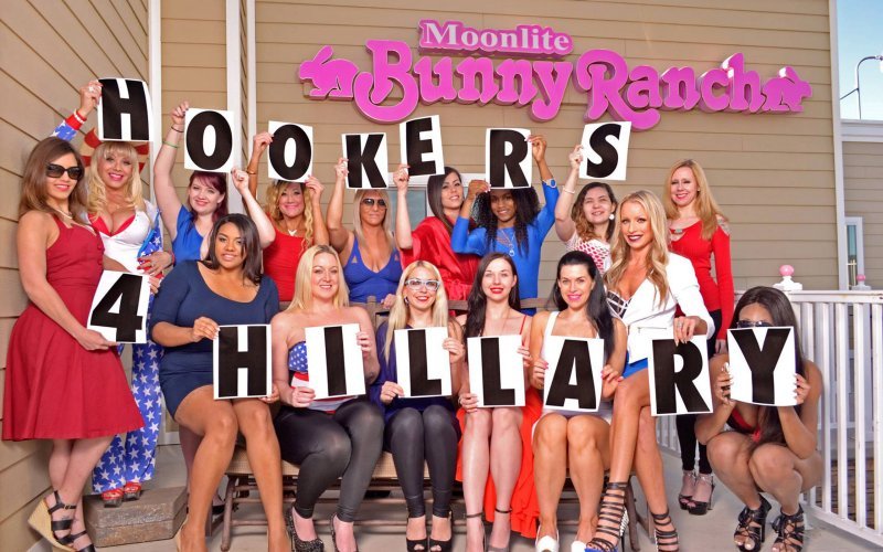 «Ηookers for Hillary»: Οι ιερόδουλες που ψηφίζουν «δαγκωτό» Κλίντον [εικόνες & βίντεο] | iefimerida.gr 1