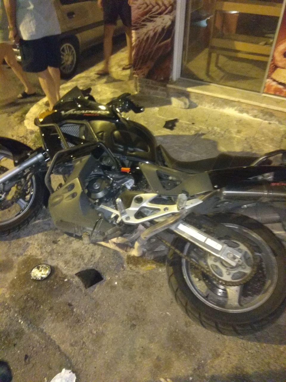 Επίθεση χούλιγκαν σε σύνδεσμο οπαδών της ΑΕΚ στον Κολωνό -Ενας τραυματίας, 15 προσαγωγές [εικόνες] | iefimerida.gr 0